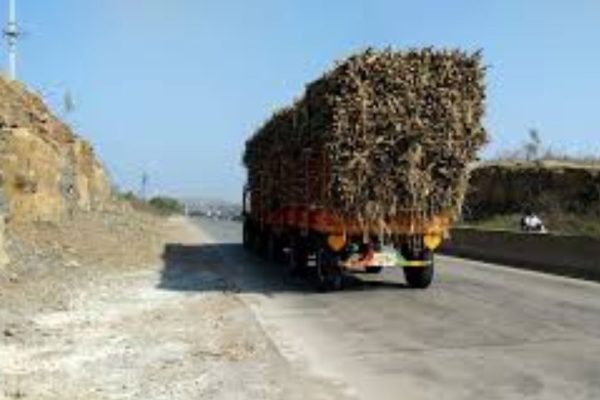 आंबेगावमधील पोंदेवाडीत ऊस वाहतूक करणारा ट्रॅक्टर पलटी