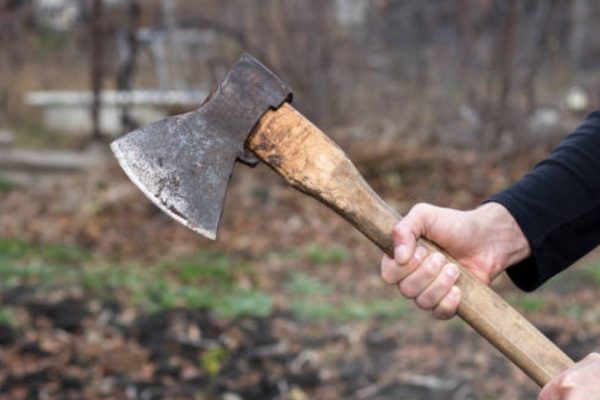 मद्यधुंद व्यक्तीचा तरुणावर कुऱ्हाडीने हल्ला; बाजूला हो म्हटल्याच्या कारणावरून वाद