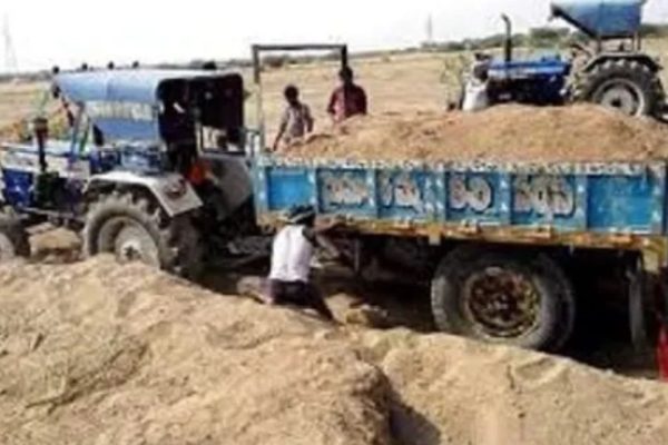 वाळू चोरी करून नेणारे ट्रॅक्टर पकडले
