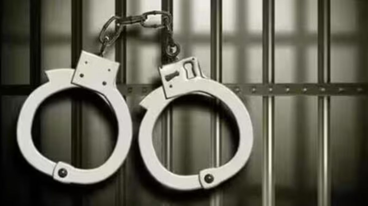 महिलेचा विनयभंग करून सोनसाखळी पळविली; एका आरोपीला ठोकल्या बेड्या, तर दुसरा पसार