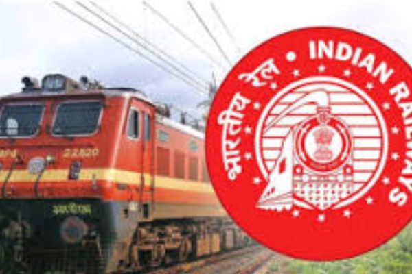 लांब पल्ल्याच्या रेल्वे गाड्यांना सातत्याने उशीर, प्रवासी वैतागले; अनेक तास गाडीतच अडकून राहावे लागतेय
