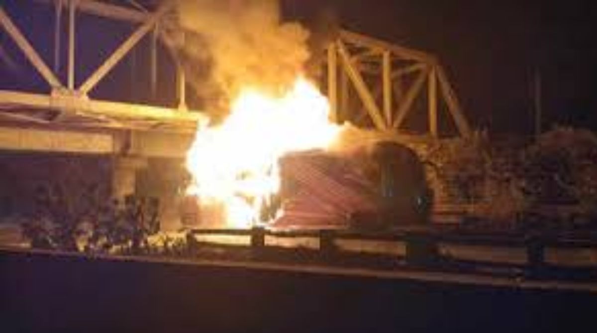 कोलाडनजीक धावती बस पेटली; प्रवासी बचावले