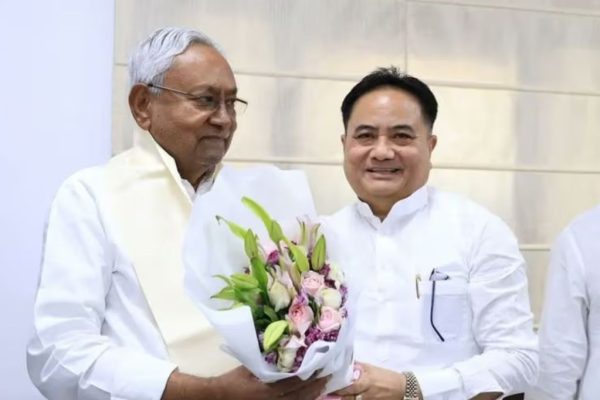 नितीशकुमारांसोबत दगाफटका ? मणिपूरमध्ये भाजपचा पाठिंबा काढून घेणाऱ्या प्रदेशाध्यक्षाला दिला नारळ