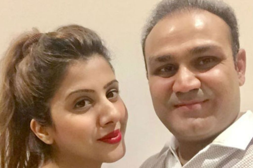 भारतीय क्रिकेट जगतात घटस्फोटाचं वादळ कायम; आता माजी सलामीवीर वीरेंद्र सेहवाग आणि पत्नी आरती अहलावतच्या नात्यात दुरावा?