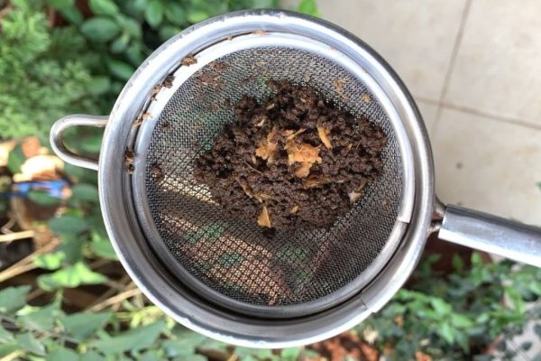 वापरलेली चहापावडर फेकताय? तर थांबा… कारण तुमची अनेक कामे होऊ शकतात सोपी