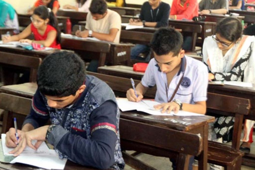 कॉपीसाठी मदत करणाऱ्या, शिक्षक, कर्मचाऱ्यांना बडतर्फ करा; मुख्यमंत्र्यांचे आदेश