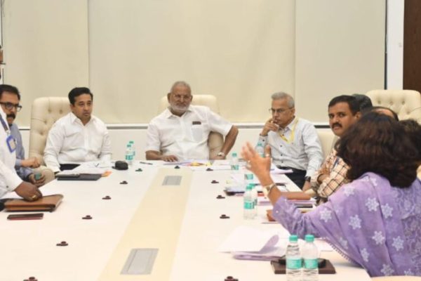 आंबा फुलकीड नियंत्रणासाठी ठोस पावले उचला, मंत्री नितेश राणे यांची सूचना