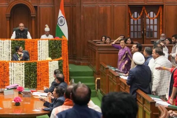 दिल्ली विधानसभेत प्रचंड गोंधळ, आम आदमी पक्षाचे बारा आमदार निलंबित