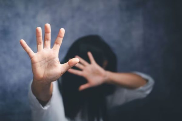 पीएमपीएलच्या महिला वाहकाकडे डेपो मॅनेजरने केली शरीर सुखाची मागणी; महिलेचा कार्यालयातच अंगावर पेट्रोल ओतून आत्महत्येचा प्रयत्न