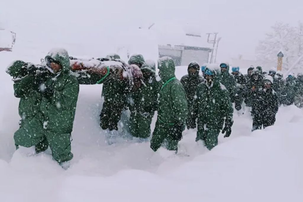 बद्रीनाथमध्ये मोठी दुर्घटना, हिमस्खलनामुळे ५७ कामगार बर्फाखाली गाडले गेले; १६ जणांना वाचवण्यात यश