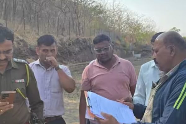 चाकणमध्ये मध्यरात्री चकमकीचा थरार, दरोडेखोरांचा पोलीस उपायुक्तांच्या छातीवर, तर फौजदाराच्या हातावर कोयत्याने वार