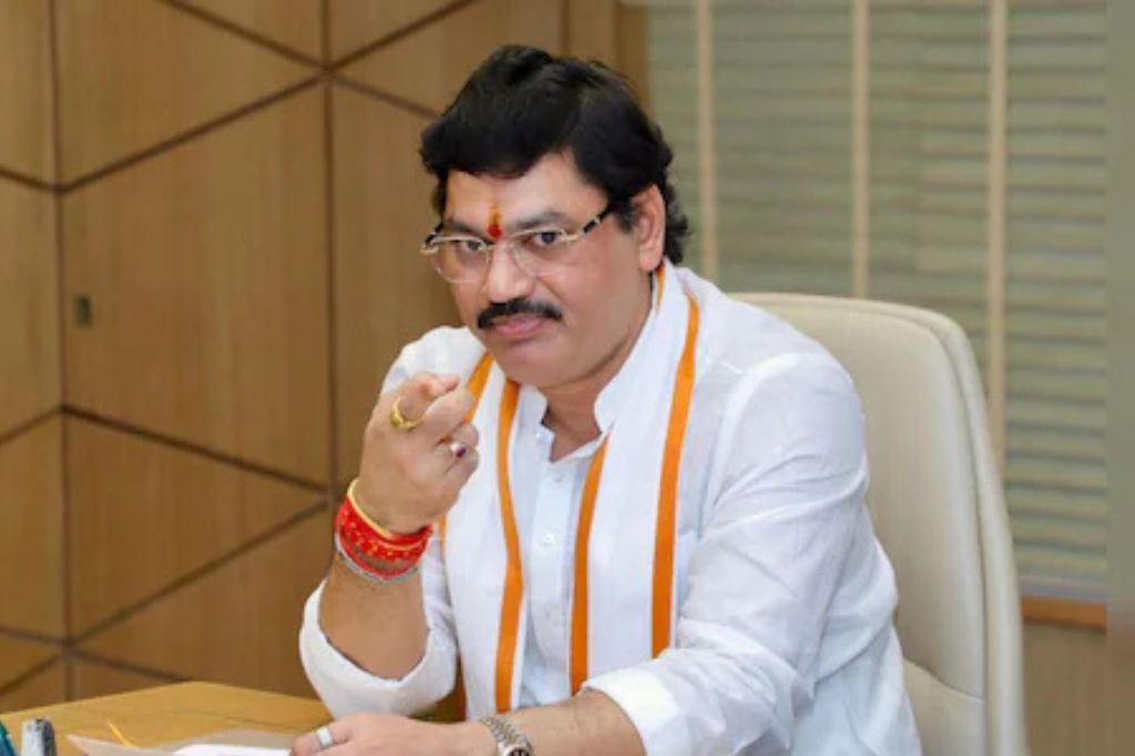 मोठी बातमी! मुख्यमंत्री देवेंद्र फडणवीसांचे धनंजय मुंडेंना राजीनामा देण्याचे आदेश; राजकीय घडामोडींना वेग
