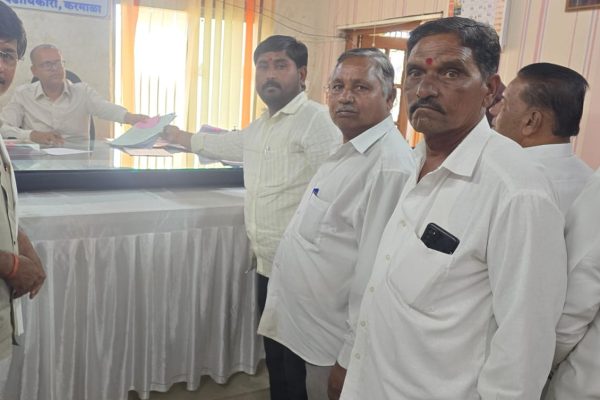 जोरदार शक्तीप्रदर्शन करत आदिनाथ कारखान्याच्या निवडणुकीसाठी प्रशांत पाटील यांचा अर्ज दाखल