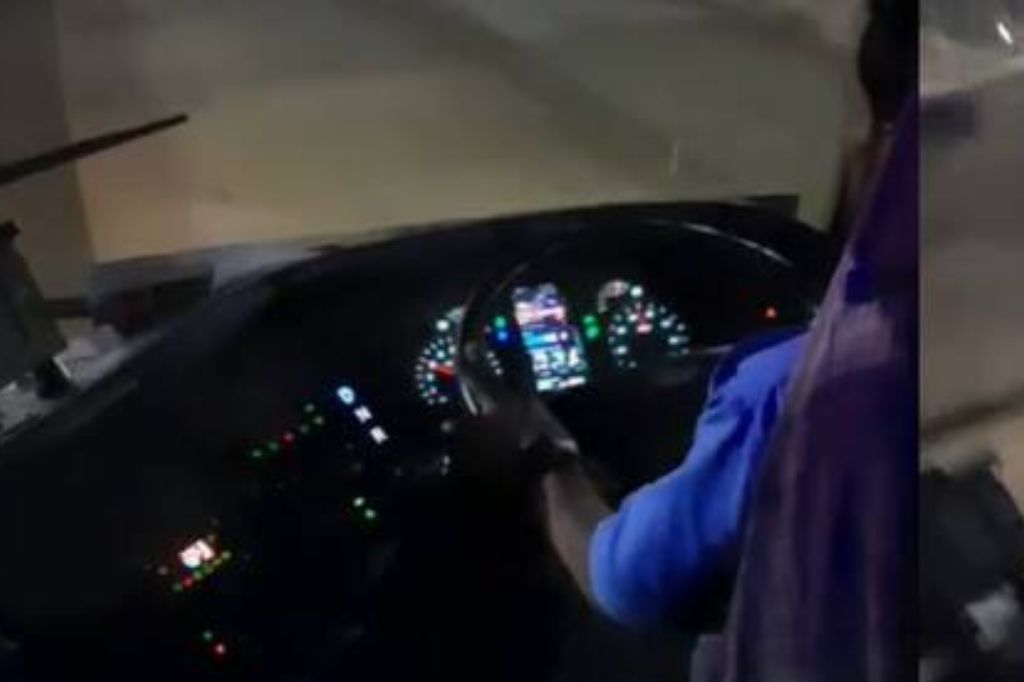 बस चालवत असताना मोबाईलवर मॅच पाहणे भोवले, मुंबई-स्वारगेट ई-शिवनेरी बसचा चालक बडतर्फ