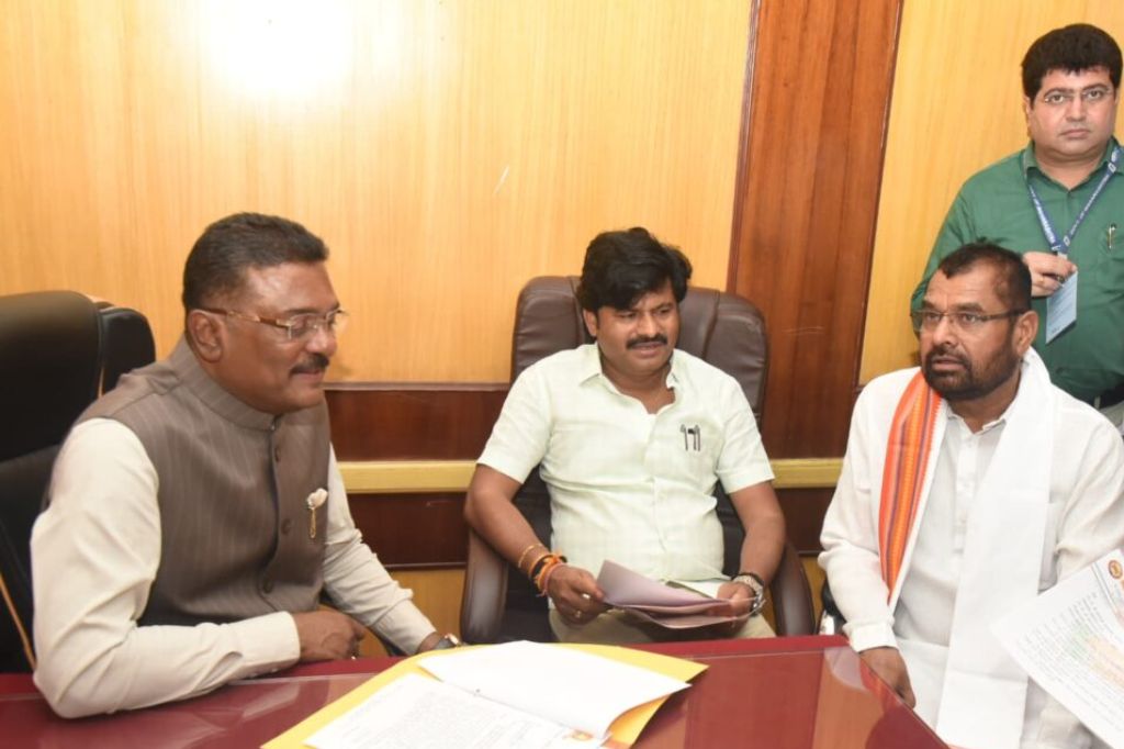 ‘एसटी’ महामंडळाच्या मुख्यालयात तीन वर्षांपेक्षा जास्त काळ कार्यरत अधिकाऱ्यांची बदली होणार; परिवहन मंत्री प्रताप सरनाईक यांचे निर्देश