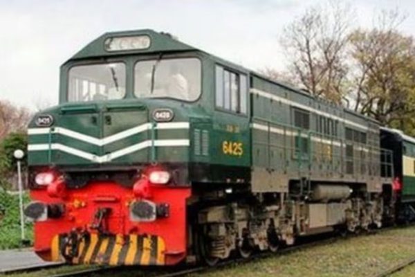 पाकिस्तानात ४०० प्रवासी घेऊन निघालेली रेल्वे हायजॅक; चकमकीत ६ सैनिक ठार