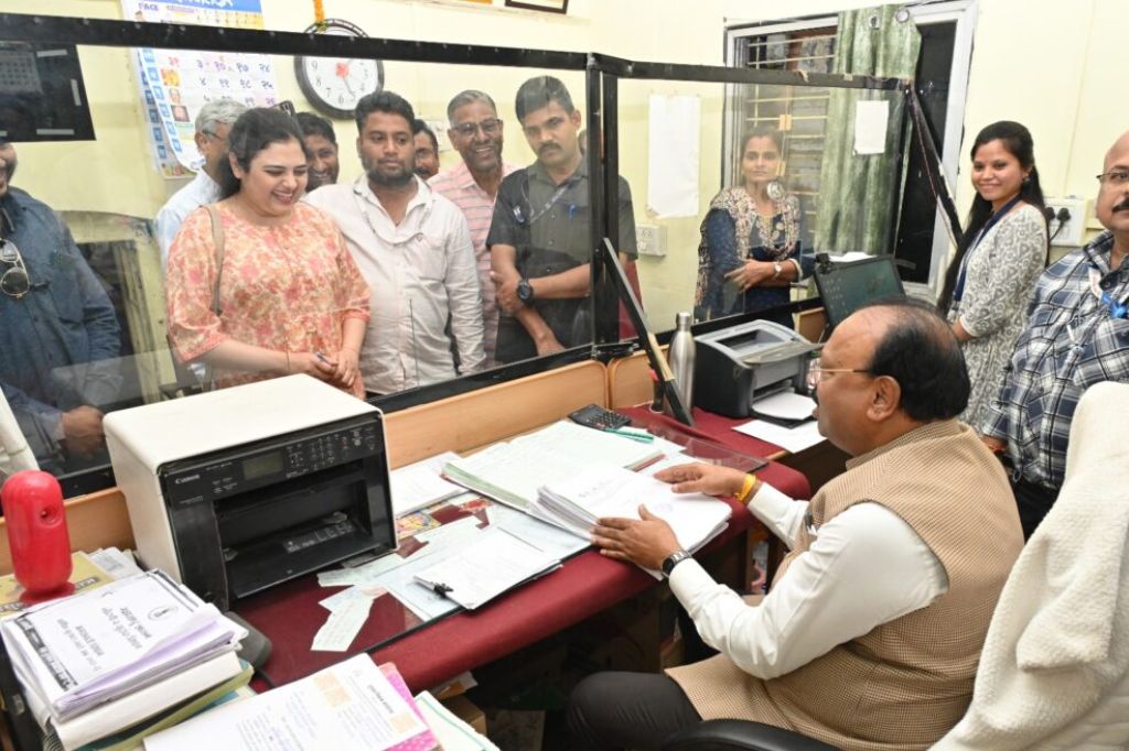 दुय्यम सहनिबंधक कार्यालयाला महसूल मंत्र्यांची अचानक भेट