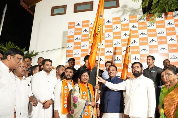 सुलभा उबाळे यांचा ठाकरेंच्या शिवसेनेला जय महाराष्ट्र; पदाधिकारी, कार्यकर्त्यांसह शिंदे सेनेत प्रवेश