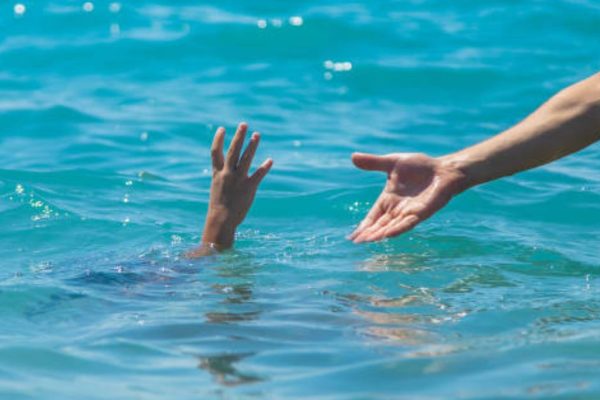 कालव्यात बुडालेल्या ‘जय’ला ‘प्रेम’चा हात मिळाला…पंधरा वर्षांच्या मुलाच्या धाडसाचे सर्वत्र कौतुक