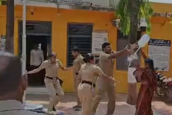 बीडमध्ये नेमकं चाललंय तरी काय, पोलीस ठाण्यासमोरच महिलेनं अंगावर ओतून घेतलं डिझेल; सुदैवाने दुर्घटना टळली