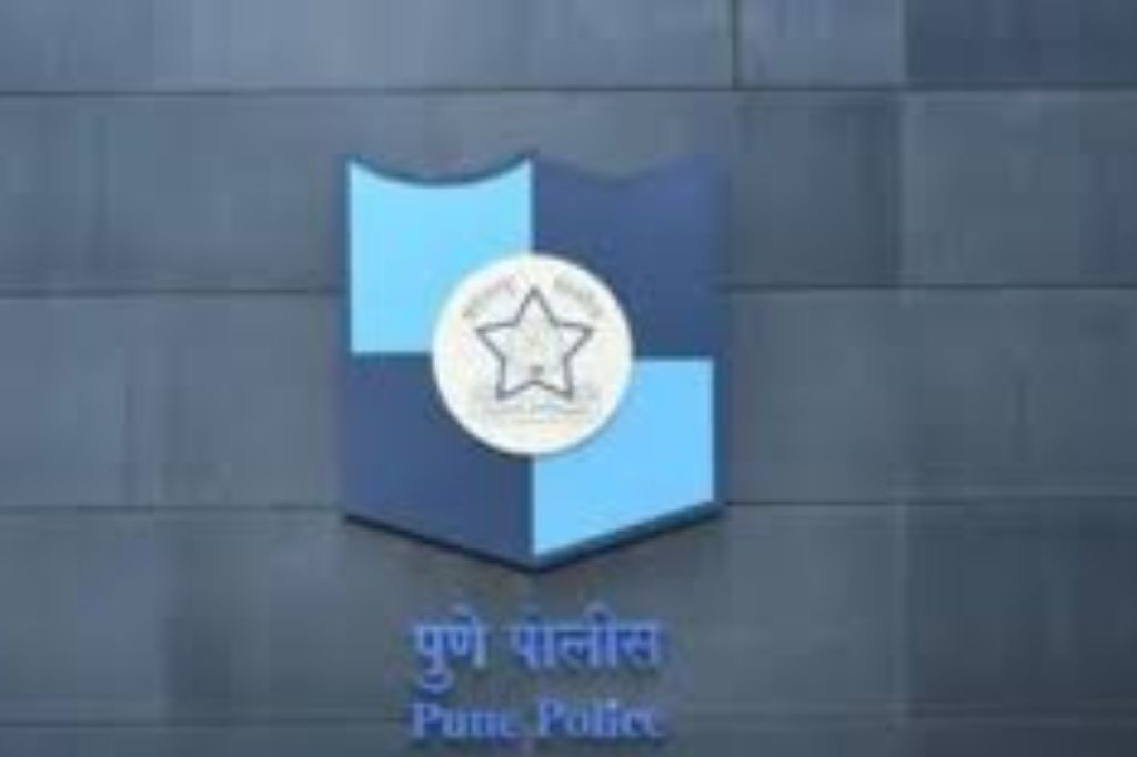 पुण्यात पोलीस हवालदाराने मेसचे डबे पोहोचवणाऱ्या महिलेकडे केली शरीरसुखाची; व्हिडिओ व्हायरल