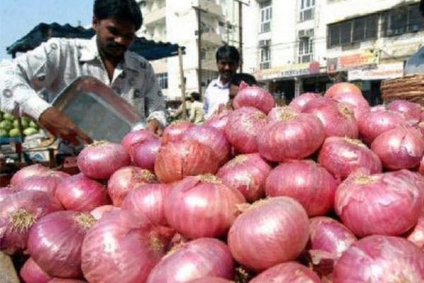 कांद्याला हमीभावासह अनुदान द्या, नाहीतर गांजा विकण्याची परवानगी द्या, दरात घसरण झाल्यानं शेतकरी आक्रमक