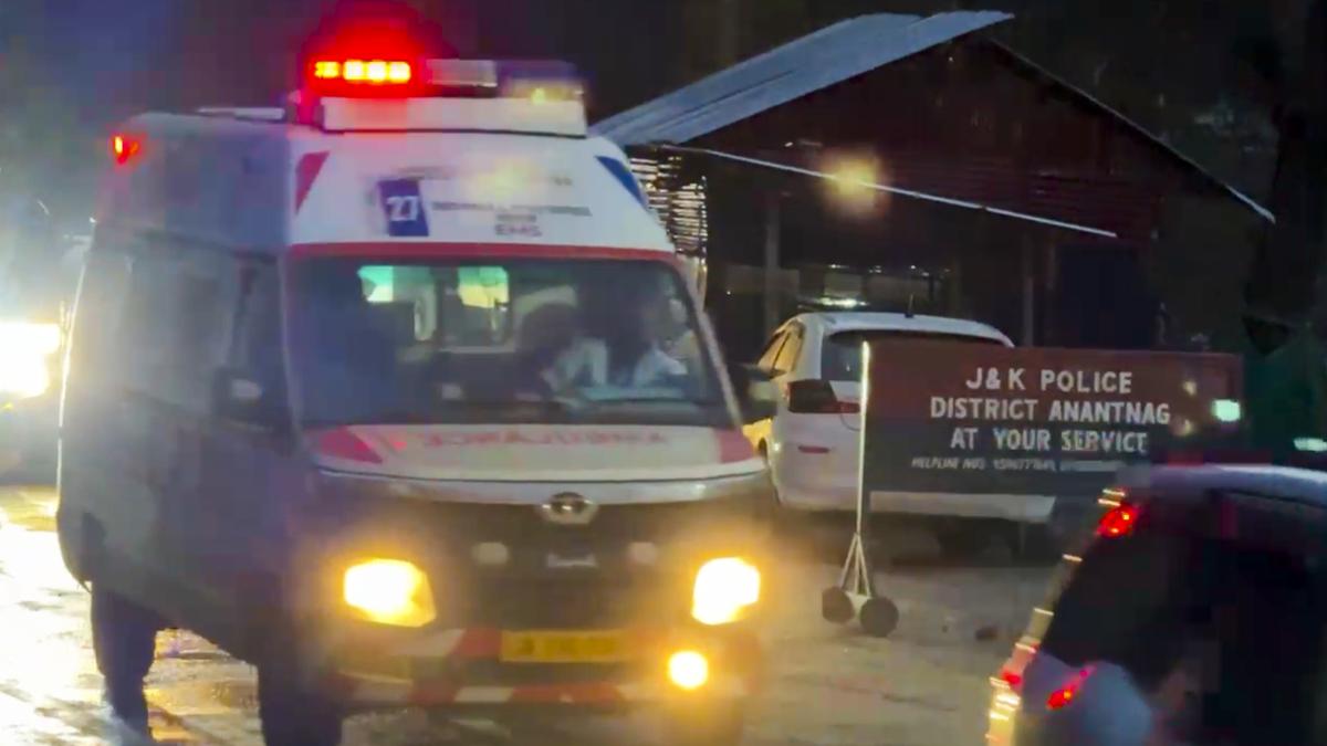 जम्मू काश्मीरमध्ये अडकलेल्या पर्यटकांसाठी ‘राज्य आपत्ती व्यवस्थापन’च्या हेल्पलाईनवर संपर्क साधण्याचे आवाहन