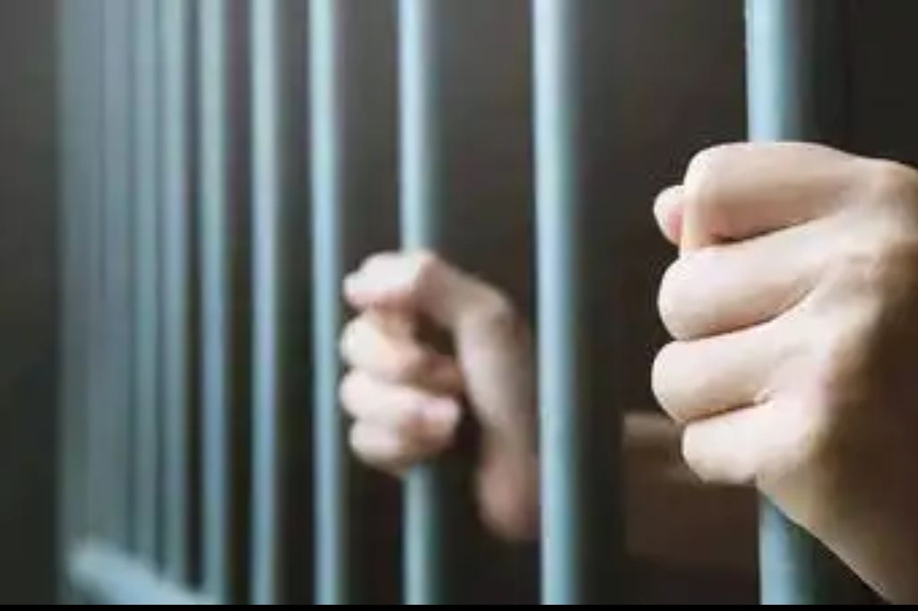 शर्टचे बटण खुले ठेवणाऱ्या वकिलास ६ महिने कैद