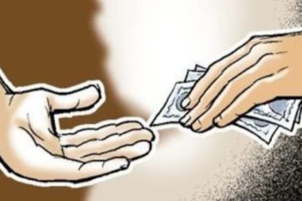 पुण्यात सोसायटीच्या अध्यक्षांकडून लाच घेणारे तीन पोलीस कर्मचारी निलंबित