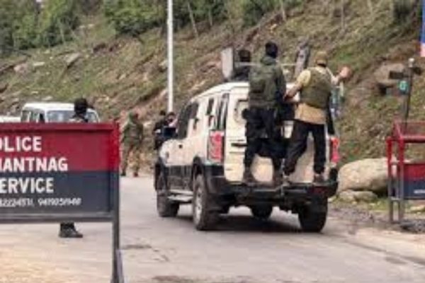 जम्मू-काश्मीरमध्ये पिंपरीतील 32 पर्यटक अडकले, सुरक्षित घरी परतण्यासाठी प्रशासनाकडे मदतीची मागणी