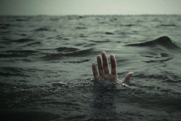 घरातील लग्नकार्य आटोपल्यानंतर कुटुंब पाहुण्यांसोबत फिरण्यासाठी बाहेर गेले, परिसरात खेळताना तीन मुली अचानक बुडाल्या; दोघींना वाचवण्यात यश