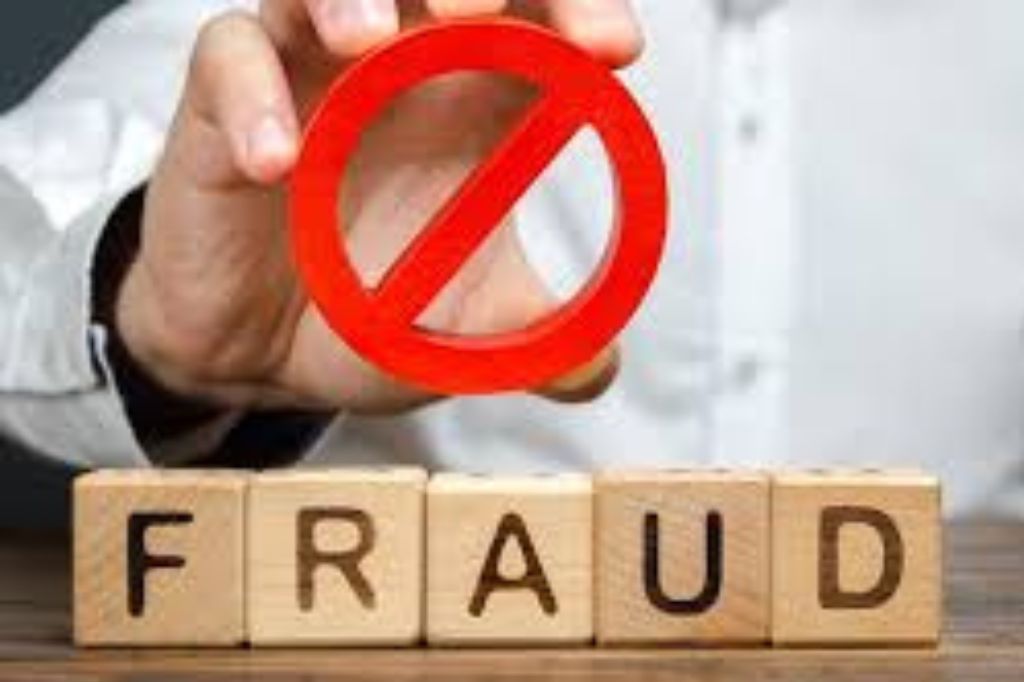 मंत्रालयातील अनेक बड्या अधिकाऱ्यांनंतर छत्तीसगडच्या उद्योजकाला घातला कोटींचा गंडा बारामतीच्या लखोबा लोखंडेचे अनेक प्रताप उघड