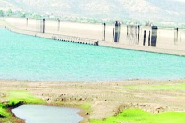 भोर तालुक्यातील भाटघर, नीरा-देवघर धरणांनी गाठला तळ; कडक उन्हाळ्यामुळे या वर्षी पिण्याच्या पाण्याची टंचाई