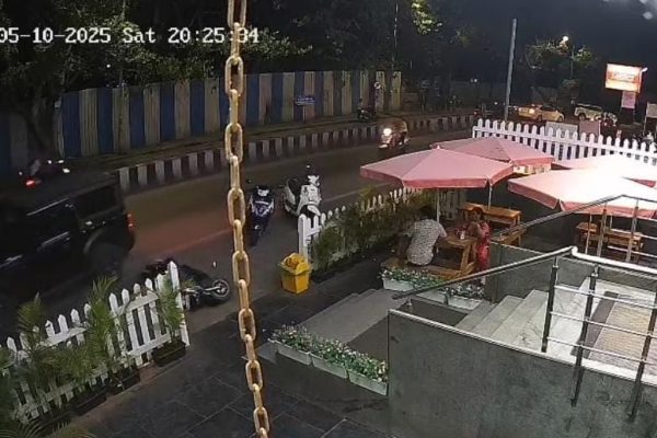 पुण्यात भरधाव जीप चालकाने पाच दुचाकी उडवल्या; पहा व्हिडिओ