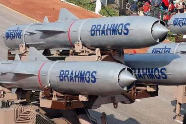 पाकिस्तानमध्ये मोठ्या प्रमाणात विनाश घडवून आणणाऱ्या ब्रह्मोस क्षेपणास्त्राची किंमत किती आहे? जाणून घ्या ‘त्या’ बद्दल सर्वकाही