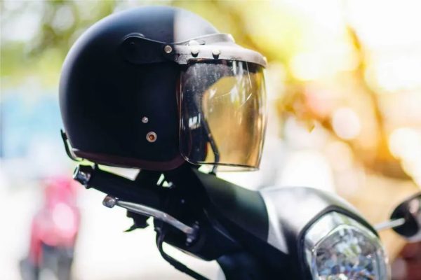 विनाहेल्मेट लोक बिनधास्त गाडी चालवतात, पण ट्राफिक पोलीस कधीच चालान काढत नाही… नेमकं कारण काय?