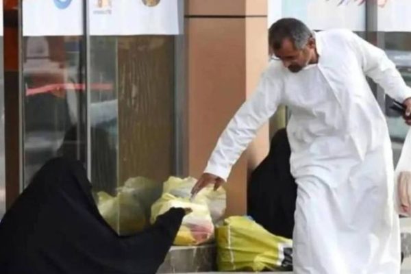 पाकिस्तानी लोक इतर देशांमध्ये मागतात भीक, एका वर्षात ५००० भिकाऱ्यांना लावले हाकलून; सौदी अरेबिया पाकिस्तानी भिकाऱ्यांमुळे सर्वात जास्त त्रस्त