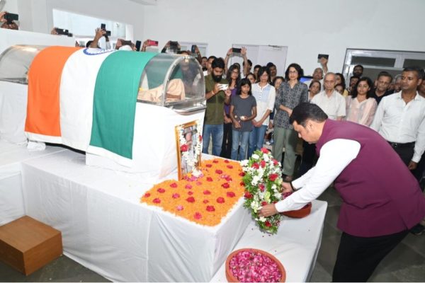 ज्येष्ठ शास्त्रज्ञ डॉ. जयंत नारळीकर यांच्या पार्थिवाचे मुख्यमंत्री देवेंद्र फडणवीस यांनी घेतले अंत्यदर्शन