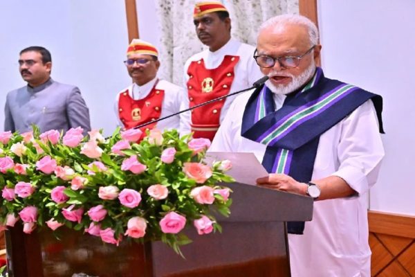 अखेर धनंजय मुंडेंचं खातं मंत्री छगन भुजबळांच्या पारड्यात; पुन्हा एकदा मिळाली अन्न, नागरी पुरवठा खात्याची जबाबदारी