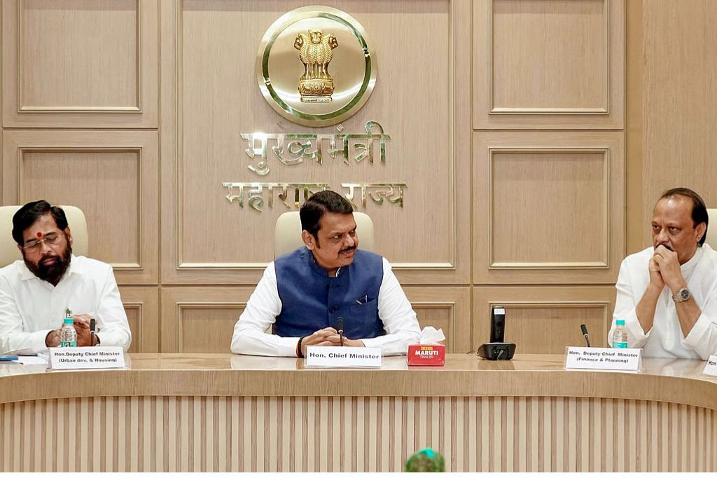 एकनाथ शिंदे, अजित पवार संवादात चांगले नाहीत ! देवेंद्र फडणवीस यांचे आपल्या सहकाऱ्यांबाबत परखड भाष्य; शरद पवारांचे मात्र तोंडभरून कौतुक