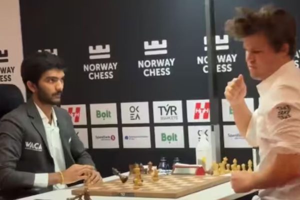 शेवटची चाल खेळत डी गुकेशने केले पुनरागमन, वर्ल्ड नंबर 1 मॅग्नस कार्लसनला चारली धूळ