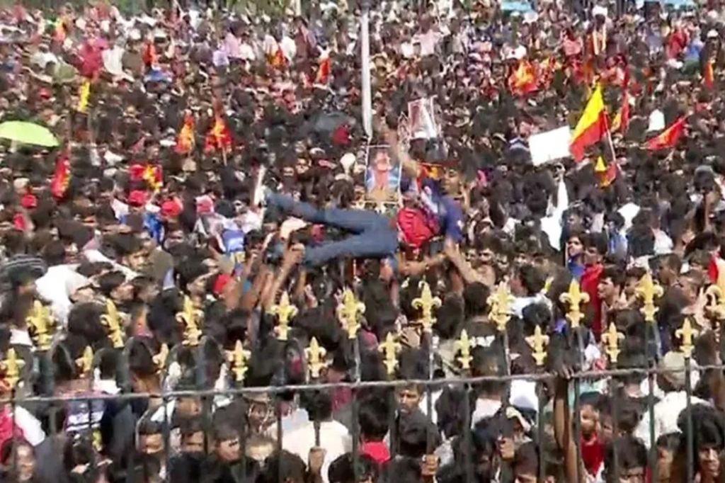 मोठी बातमी! RCB च्या विजयी मिरवणुकीत चेंगराचेंगरी, 8 जणांचा मृत्यू; अनेकजण जखमी