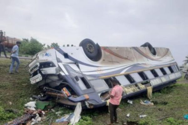 सोलापूर-पुणे महामार्गावर टेंभुर्णीजवळ ट्रॅव्हल्स खड्ड्यात झाली पलटी; 30 प्रवासी जखमी, 20 जणांची प्रकृती गंभीर