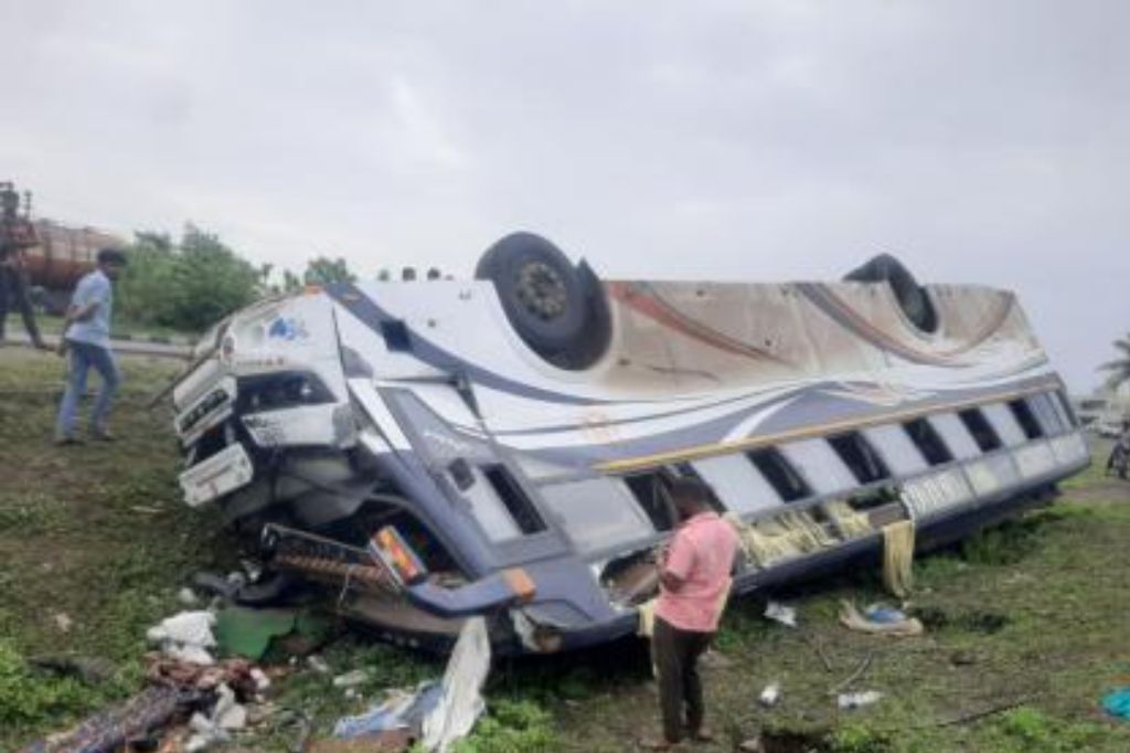 सोलापूर-पुणे महामार्गावर टेंभुर्णीजवळ ट्रॅव्हल्स खड्ड्यात झाली पलटी; 30 प्रवासी जखमी, 20 जणांची प्रकृती गंभीर