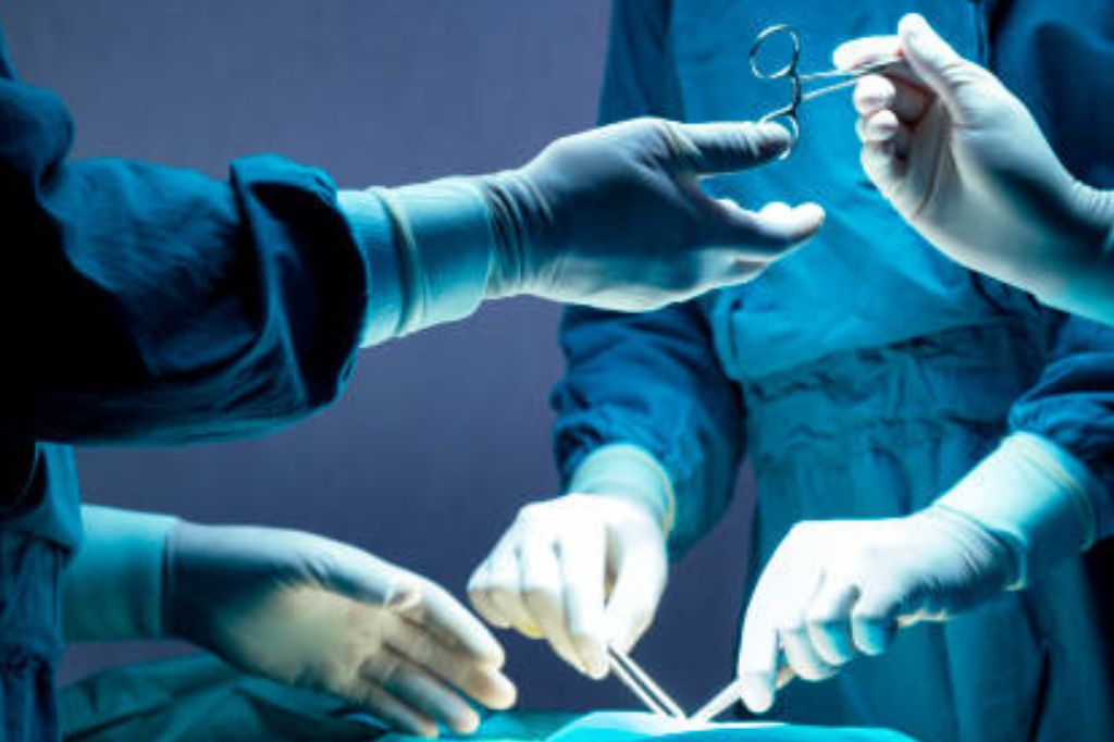 पुण्यात डॉक्टरांनी १३ किलोची गाठ काढून वाचवला सोलापूरमधील महिलेचा जीव