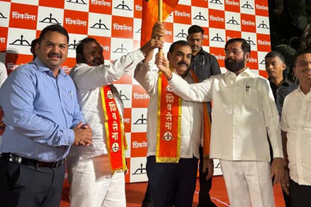ठाकरेंच्या पक्षातील गळती थांबेना; सोलापुरातील माजी आमदार जयवंतराव जगताप यांचा शिवसेनेत प्रवेश