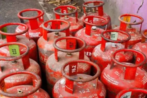 LPG e-KYC : घरगुती गॅस ग्राहकांची सबसिडी बंद होणार? काय आहे कारण? जाणून घ्या
