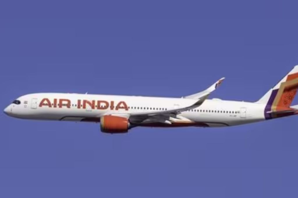 विमान अपघातानंतर एअर इंडियाच्या विमान बुकिंगमध्ये मोठी घट, तिकिटेही स्वस्त झाली