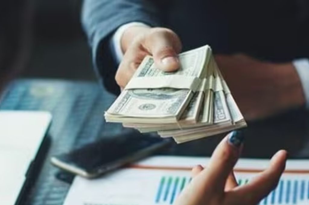 कुछ तो गड़बड़ है दया! ऑफिसच्या एका चुकीमुळे कर्मचाऱ्याला मिळाला 13 कोटी रुपये पगार