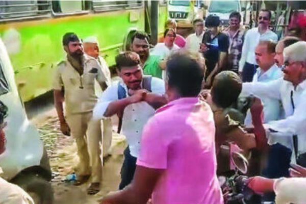 शिक्रापूरमध्ये पीएमपीएमएलच्या मद्यधुंद बसचालकाचा राडा